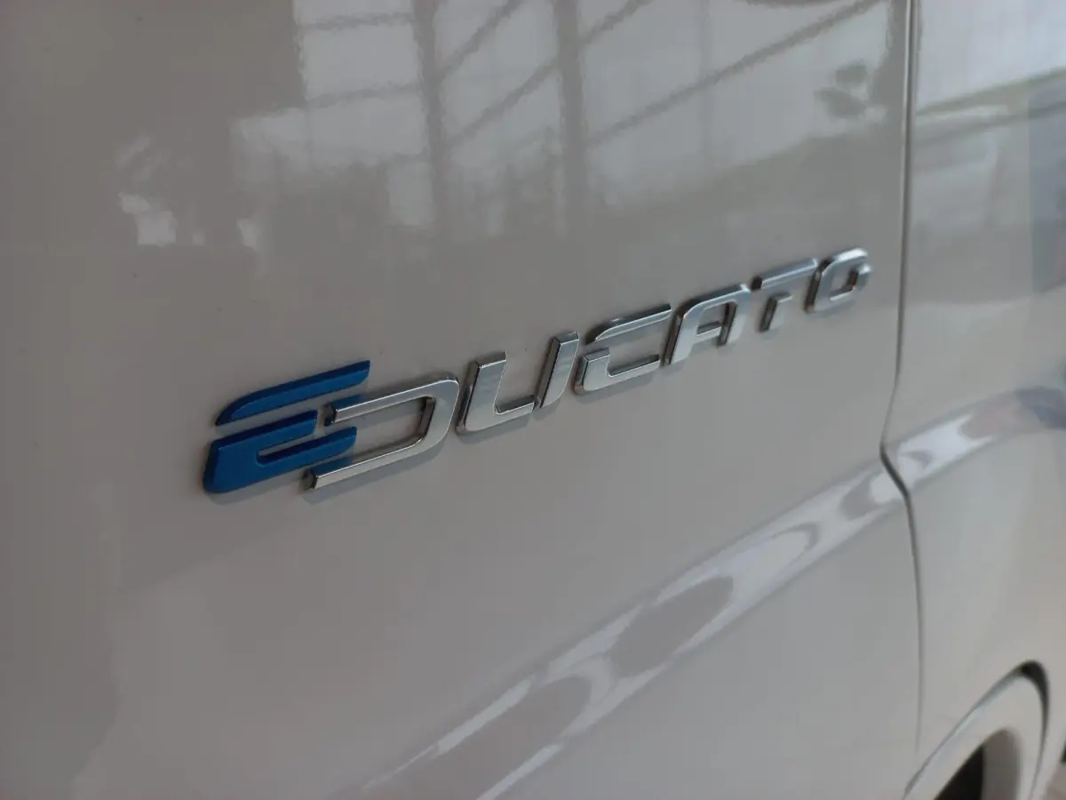 E-Ducato 3.5T L2H1 79 kWh | VOORRAADVOORDEEL! |  Climate Control | 2-persoons bijrijderbank | Tussenschot met raam |
