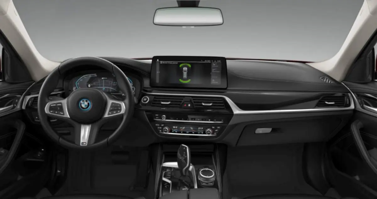 530e Luxury Line - Trekhaak - Panoramadak - Head up - Comfort Access - Getinte Ruiten - Parking/Driving Assistant - Hifi - Elektrisch verwarmde voorstoelen - Sportstoelen - M Sportstuurwiel 