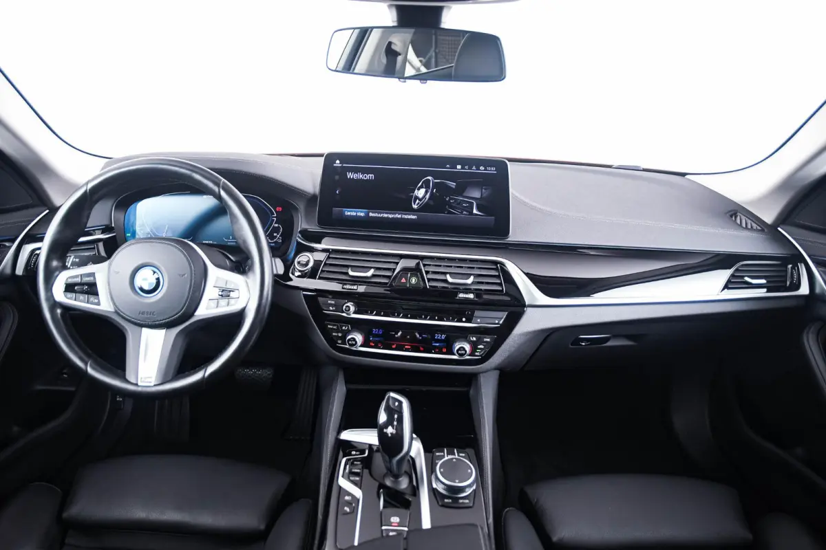 530e Luxury Line - Trekhaak - Panoramadak - Head up - Comfort Access - Getinte Ruiten - Parking/Driving Assistant - Hifi - Elektrisch verwarmde voorstoelen - Sportstoelen - M Sportstuurwiel 