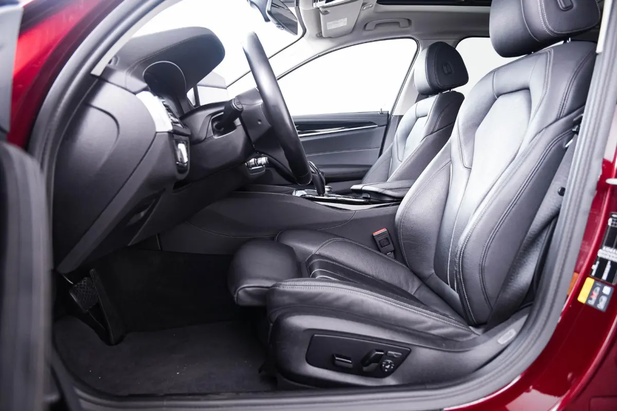 530e Luxury Line - Trekhaak - Panoramadak - Head up - Comfort Access - Getinte Ruiten - Parking/Driving Assistant - Hifi - Elektrisch verwarmde voorstoelen - Sportstoelen - M Sportstuurwiel 