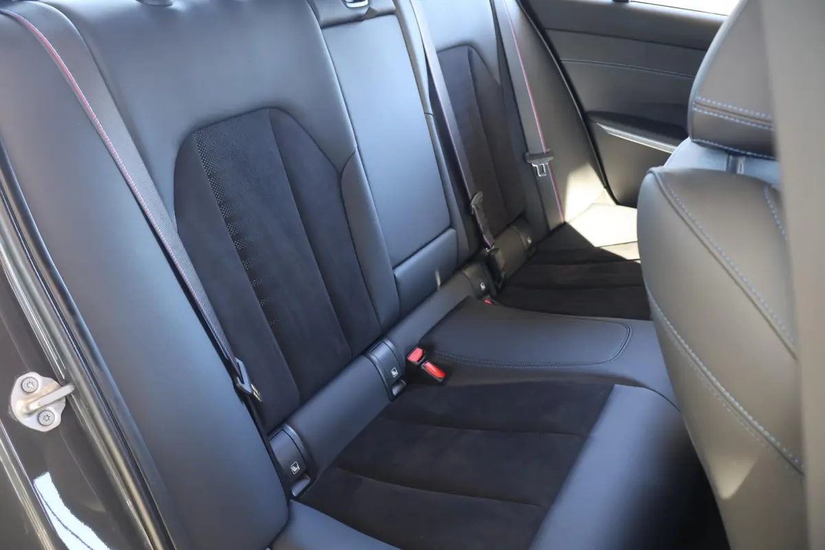 318i Executive Edition | M Sport | Head-up Display | PDC voor en achter | Apple Carplay