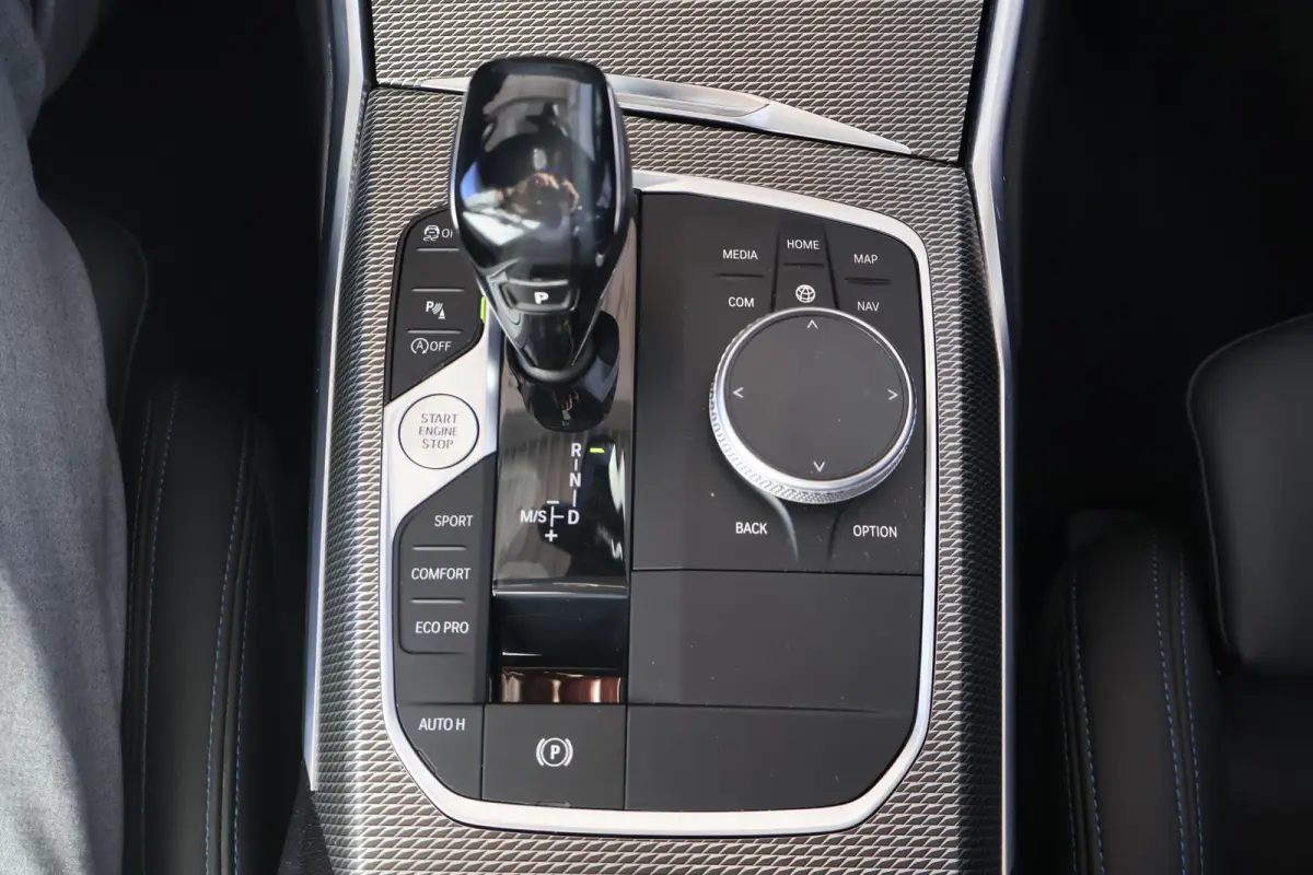 318i Executive Edition | M Sport | Head-up Display | PDC voor en achter | Apple Carplay