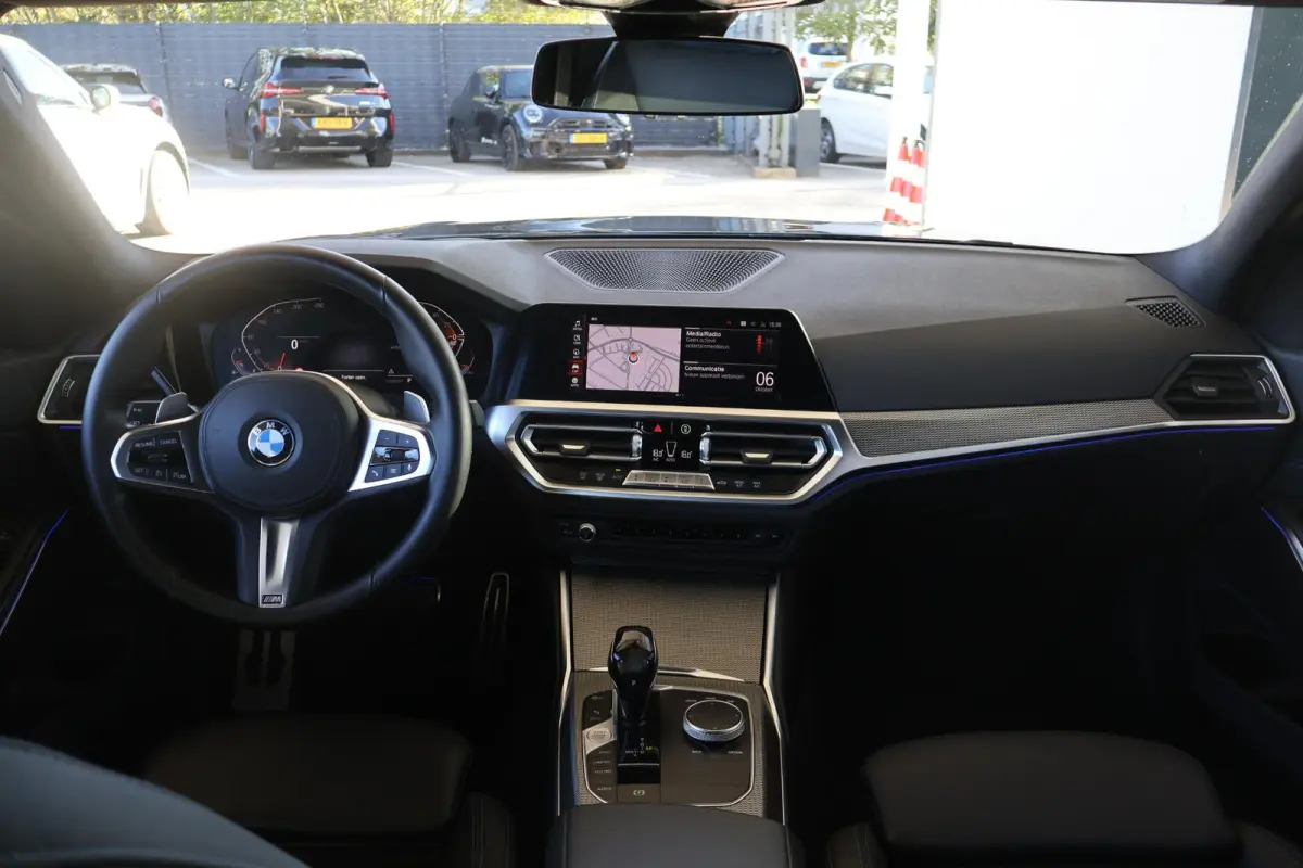 318i Executive Edition | M Sport | Head-up Display | PDC voor en achter | Apple Carplay