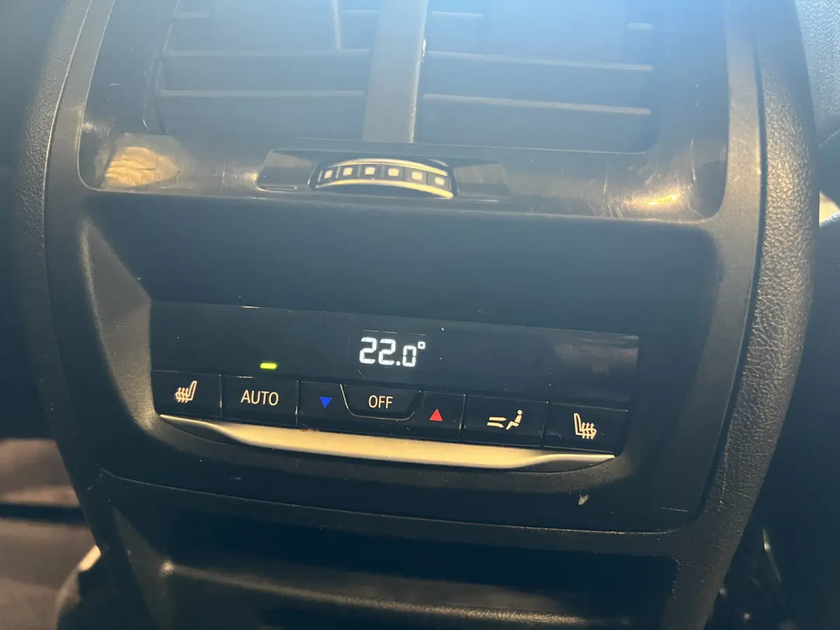 xDrive30e eDrive M-sport | Navigatie/Android/Apple Carplay | LM Velgen 20" | Elektrisch Glazen Panoramadak | Lederen Bekleding | Voorstoelen/Achterbank Verwarmd | Achteruitrijcamera | Adapti