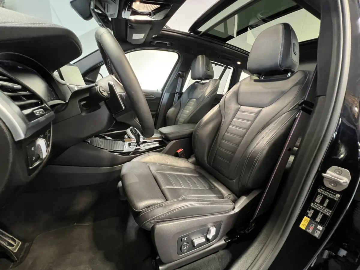 xDrive30e eDrive M-sport | Navigatie/Android/Apple Carplay | LM Velgen 20" | Elektrisch Glazen Panoramadak | Lederen Bekleding | Voorstoelen/Achterbank Verwarmd | Achteruitrijcamera | Adapti