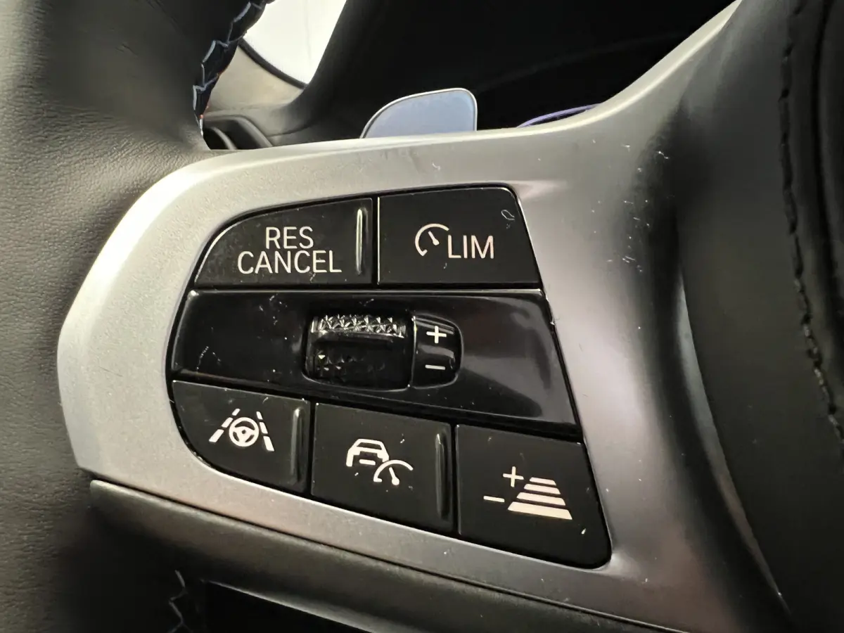 xDrive30e eDrive M-sport | Navigatie/Android/Apple Carplay | LM Velgen 20" | Elektrisch Glazen Panoramadak | Lederen Bekleding | Voorstoelen/Achterbank Verwarmd | Achteruitrijcamera | Adapti