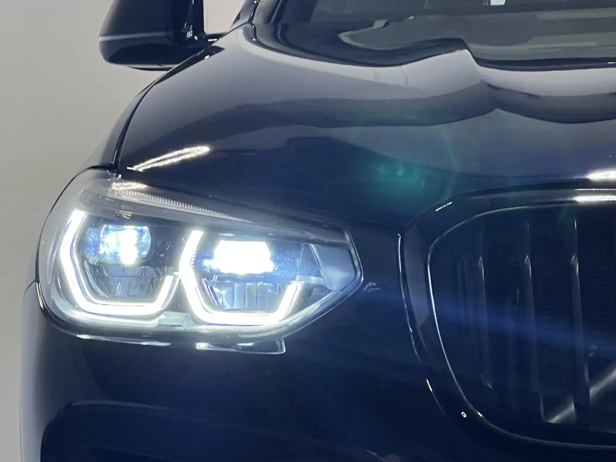 xDrive30e eDrive M-sport | Navigatie/Android/Apple Carplay | LM Velgen 20" | Elektrisch Glazen Panoramadak | Lederen Bekleding | Voorstoelen/Achterbank Verwarmd | Achteruitrijcamera | Adapti