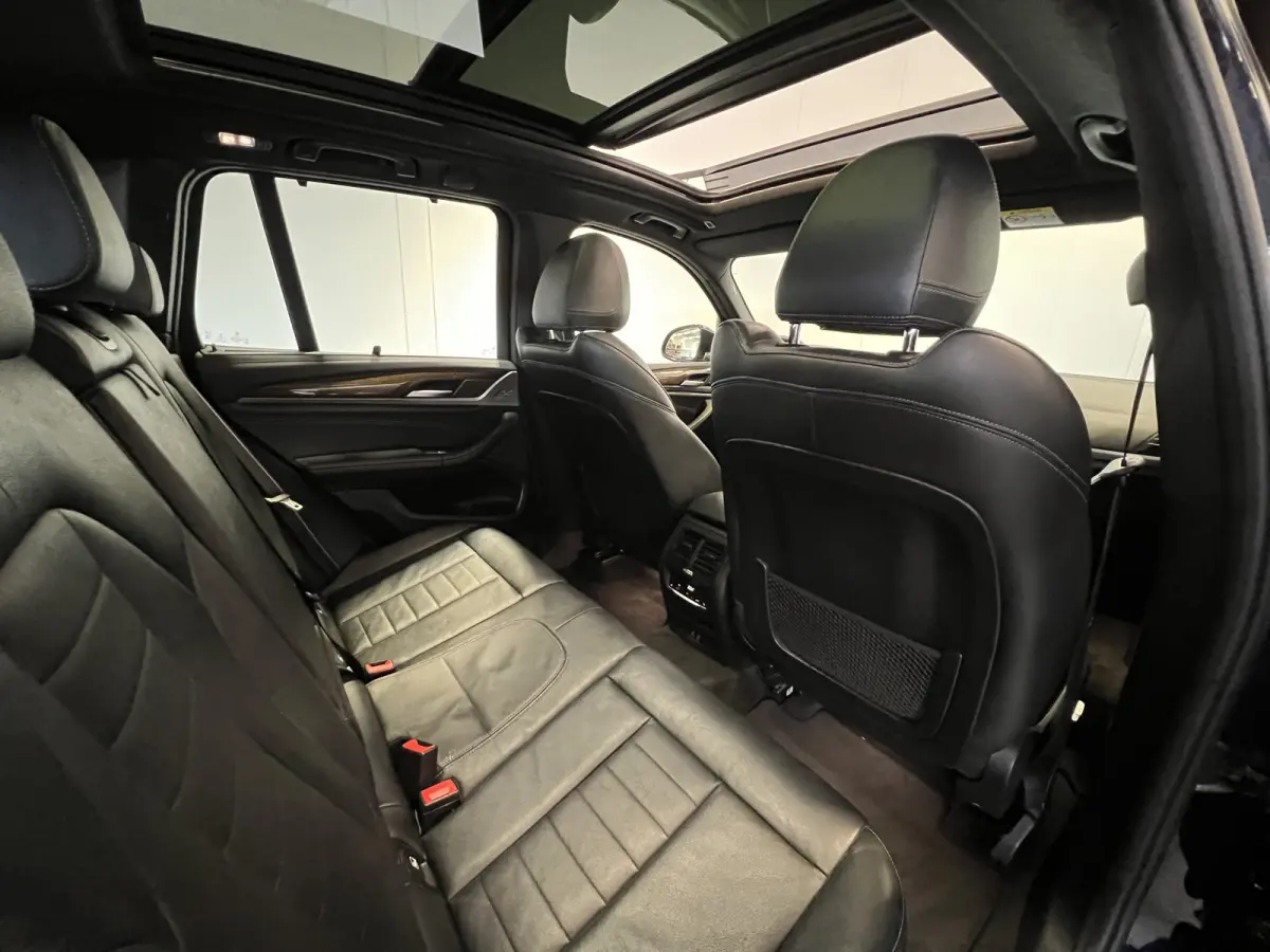 xDrive30e eDrive M-sport | Navigatie/Android/Apple Carplay | LM Velgen 20" | Elektrisch Glazen Panoramadak | Lederen Bekleding | Voorstoelen/Achterbank Verwarmd | Achteruitrijcamera | Adapti
