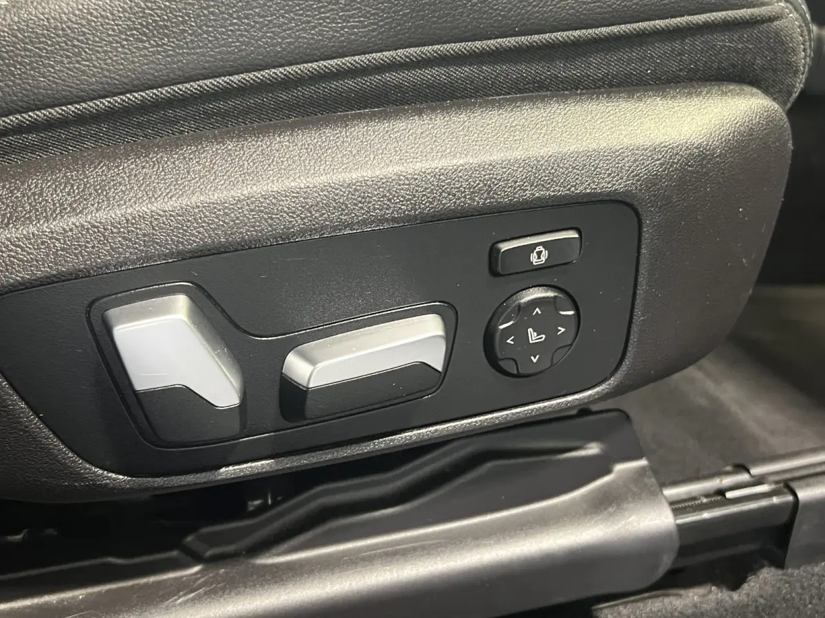 xDrive30e eDrive M-sport | Navigatie/Android/Apple Carplay | LM Velgen 20" | Elektrisch Glazen Panoramadak | Lederen Bekleding | Voorstoelen/Achterbank Verwarmd | Achteruitrijcamera | Adapti
