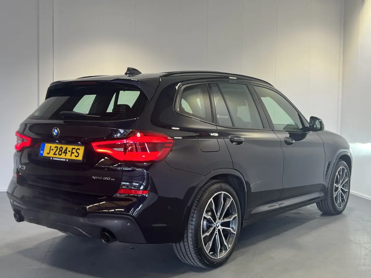 xDrive30e eDrive M-sport | Navigatie/Android/Apple Carplay | LM Velgen 20" | Elektrisch Glazen Panoramadak | Lederen Bekleding | Voorstoelen/Achterbank Verwarmd | Achteruitrijcamera | Adapti