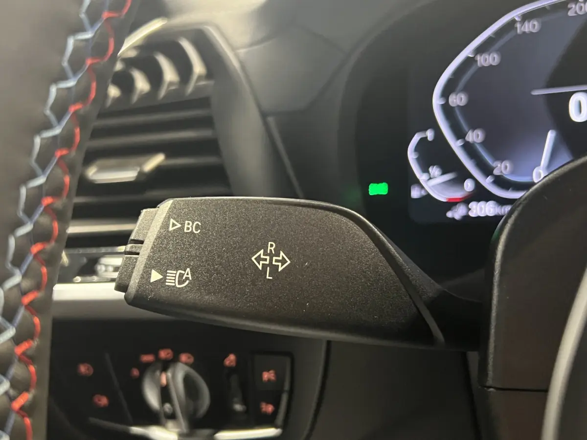 xDrive30e eDrive M-sport | Navigatie/Android/Apple Carplay | LM Velgen 20" | Elektrisch Glazen Panoramadak | Lederen Bekleding | Voorstoelen/Achterbank Verwarmd | Achteruitrijcamera | Adapti