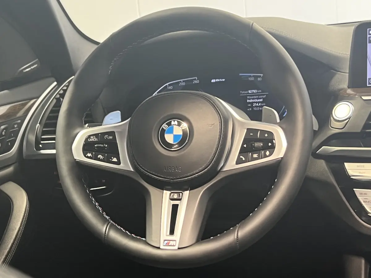 xDrive30e eDrive M-sport | Navigatie/Android/Apple Carplay | LM Velgen 20" | Elektrisch Glazen Panoramadak | Lederen Bekleding | Voorstoelen/Achterbank Verwarmd | Achteruitrijcamera | Adapti