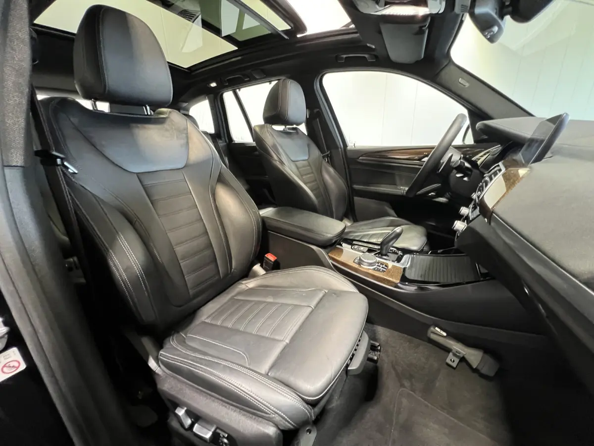 xDrive30e eDrive M-sport | Navigatie/Android/Apple Carplay | LM Velgen 20" | Elektrisch Glazen Panoramadak | Lederen Bekleding | Voorstoelen/Achterbank Verwarmd | Achteruitrijcamera | Adapti