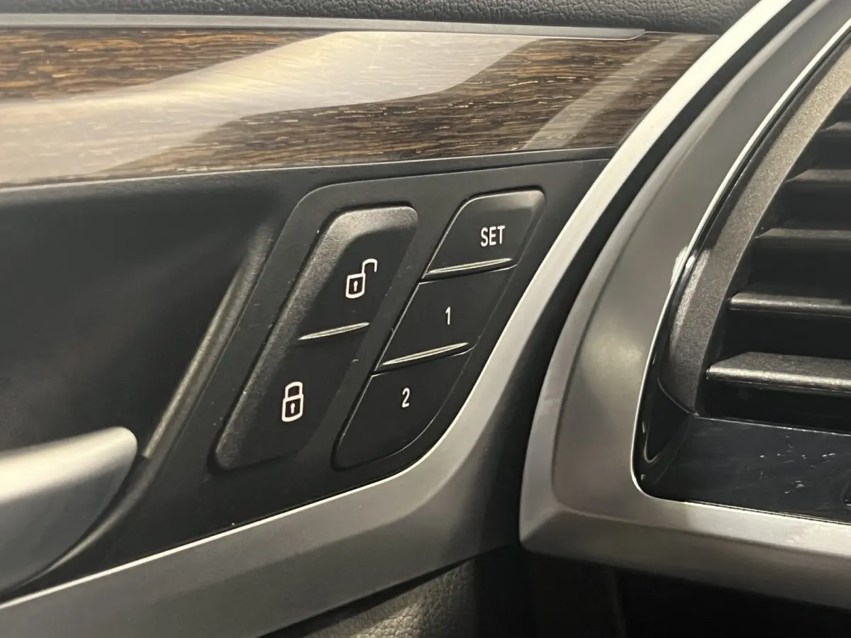 xDrive30e eDrive M-sport | Navigatie/Android/Apple Carplay | LM Velgen 20" | Elektrisch Glazen Panoramadak | Lederen Bekleding | Voorstoelen/Achterbank Verwarmd | Achteruitrijcamera | Adapti