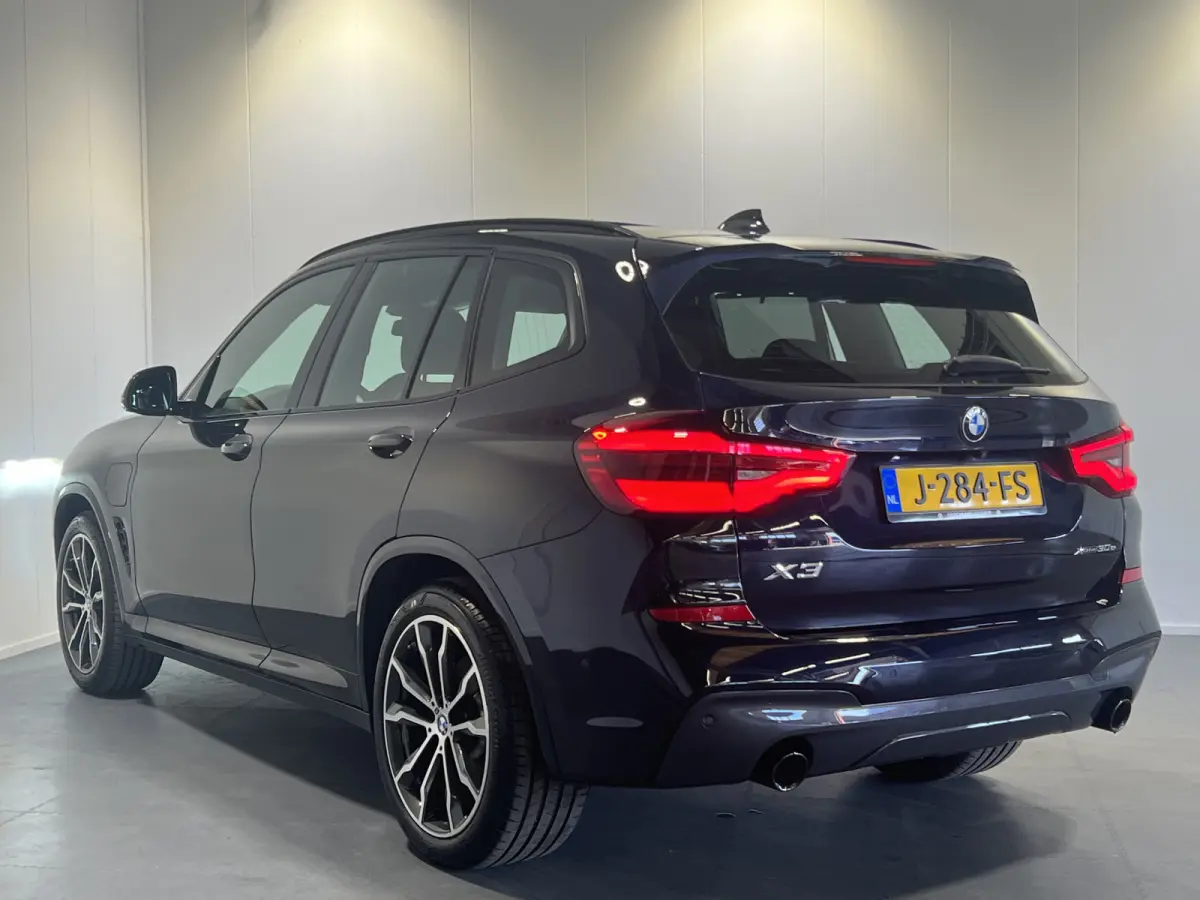 xDrive30e eDrive M-sport | Navigatie/Android/Apple Carplay | LM Velgen 20" | Elektrisch Glazen Panoramadak | Lederen Bekleding | Voorstoelen/Achterbank Verwarmd | Achteruitrijcamera | Adapti
