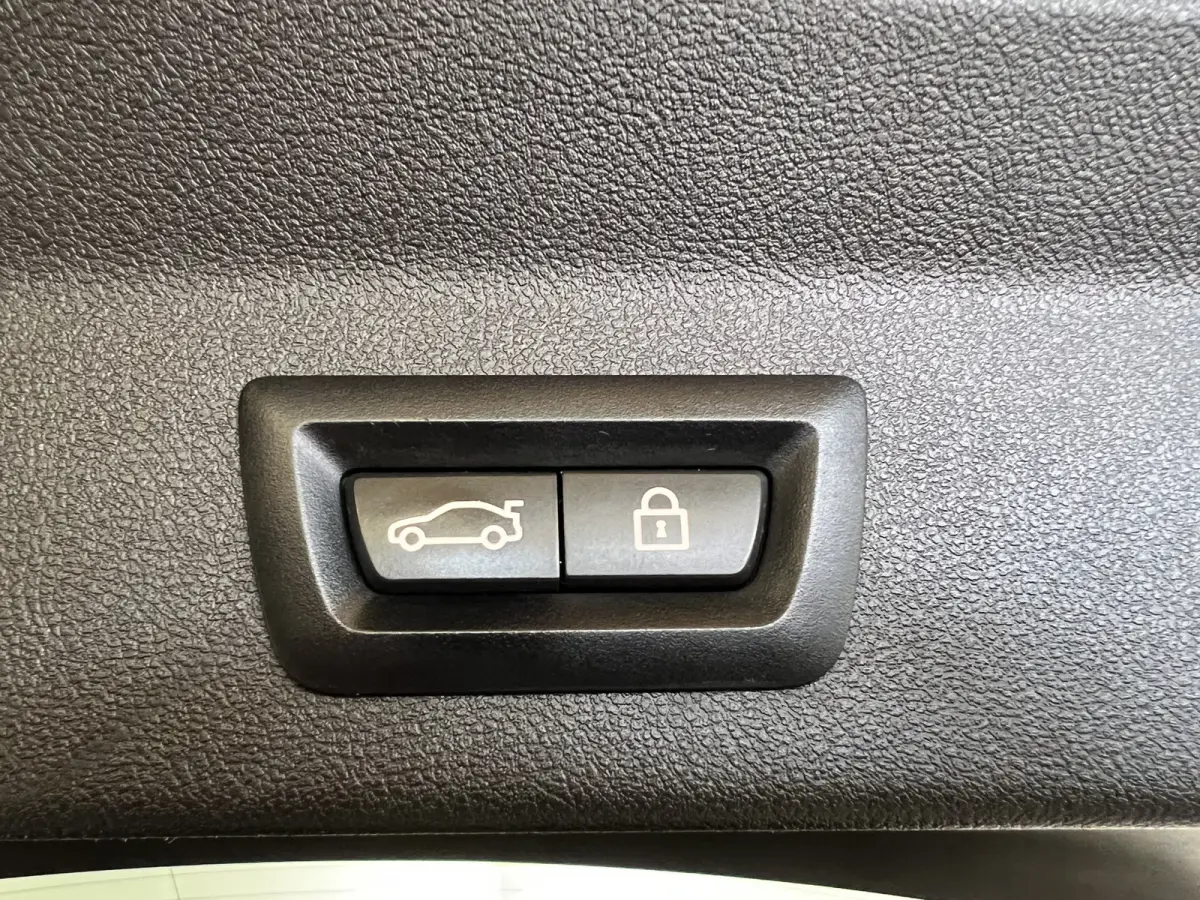 xDrive30e eDrive M-sport | Navigatie/Android/Apple Carplay | LM Velgen 20" | Elektrisch Glazen Panoramadak | Lederen Bekleding | Voorstoelen/Achterbank Verwarmd | Achteruitrijcamera | Adapti