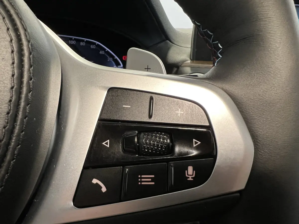xDrive30e eDrive M-sport | Navigatie/Android/Apple Carplay | LM Velgen 20" | Elektrisch Glazen Panoramadak | Lederen Bekleding | Voorstoelen/Achterbank Verwarmd | Achteruitrijcamera | Adapti