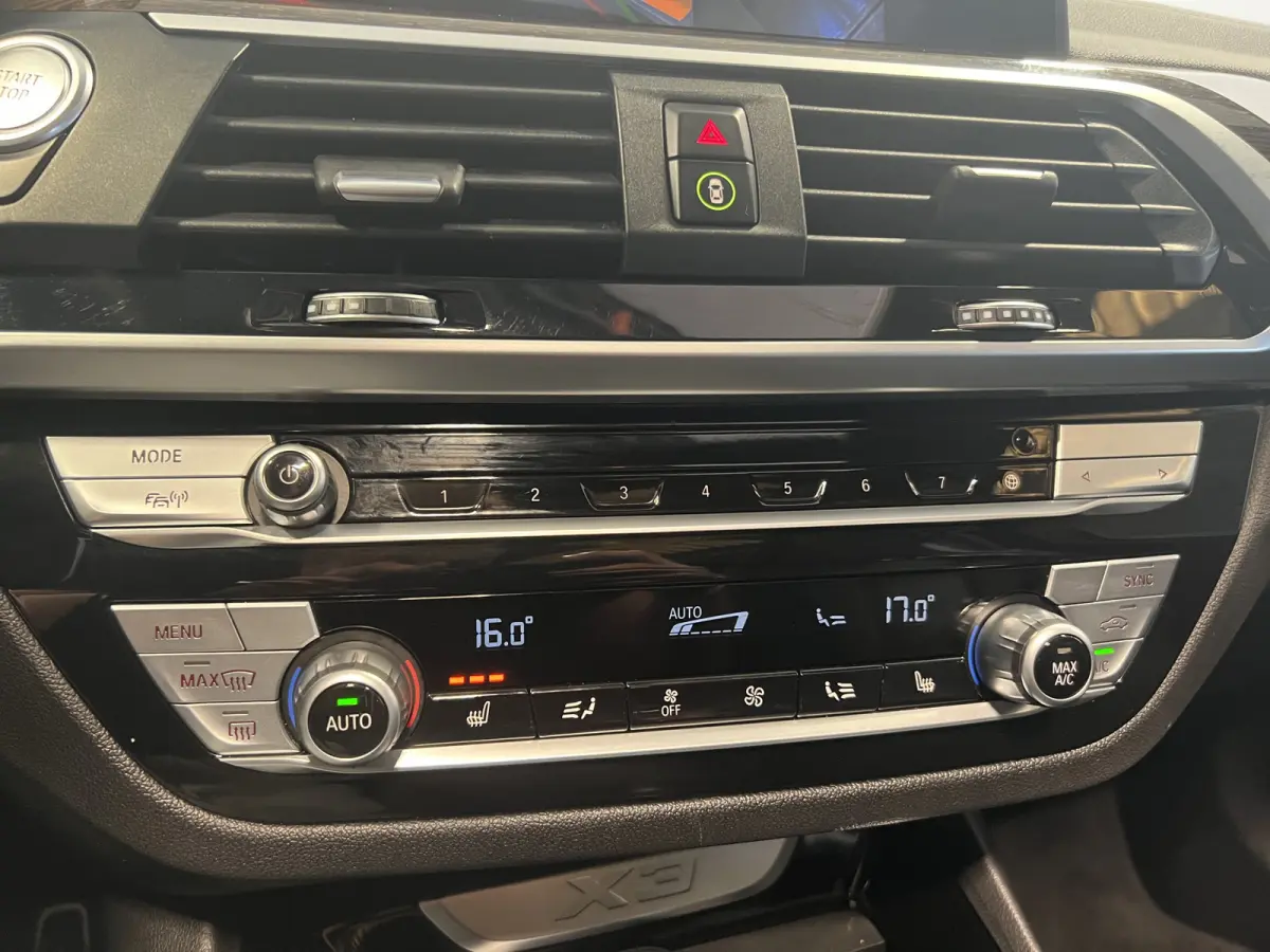 xDrive30e eDrive M-sport | Navigatie/Android/Apple Carplay | LM Velgen 20" | Elektrisch Glazen Panoramadak | Lederen Bekleding | Voorstoelen/Achterbank Verwarmd | Achteruitrijcamera | Adapti