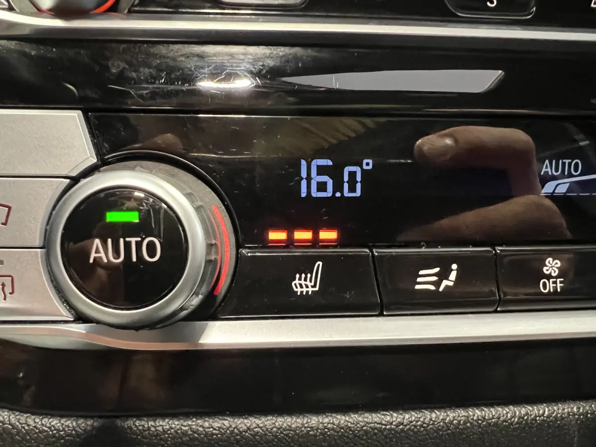 xDrive30e eDrive M-sport | Navigatie/Android/Apple Carplay | LM Velgen 20" | Elektrisch Glazen Panoramadak | Lederen Bekleding | Voorstoelen/Achterbank Verwarmd | Achteruitrijcamera | Adapti