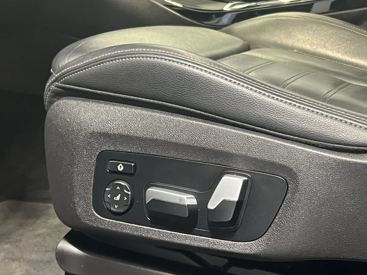 xDrive30e eDrive M-sport | Navigatie/Android/Apple Carplay | LM Velgen 20" | Elektrisch Glazen Panoramadak | Lederen Bekleding | Voorstoelen/Achterbank Verwarmd | Achteruitrijcamera | Adapti