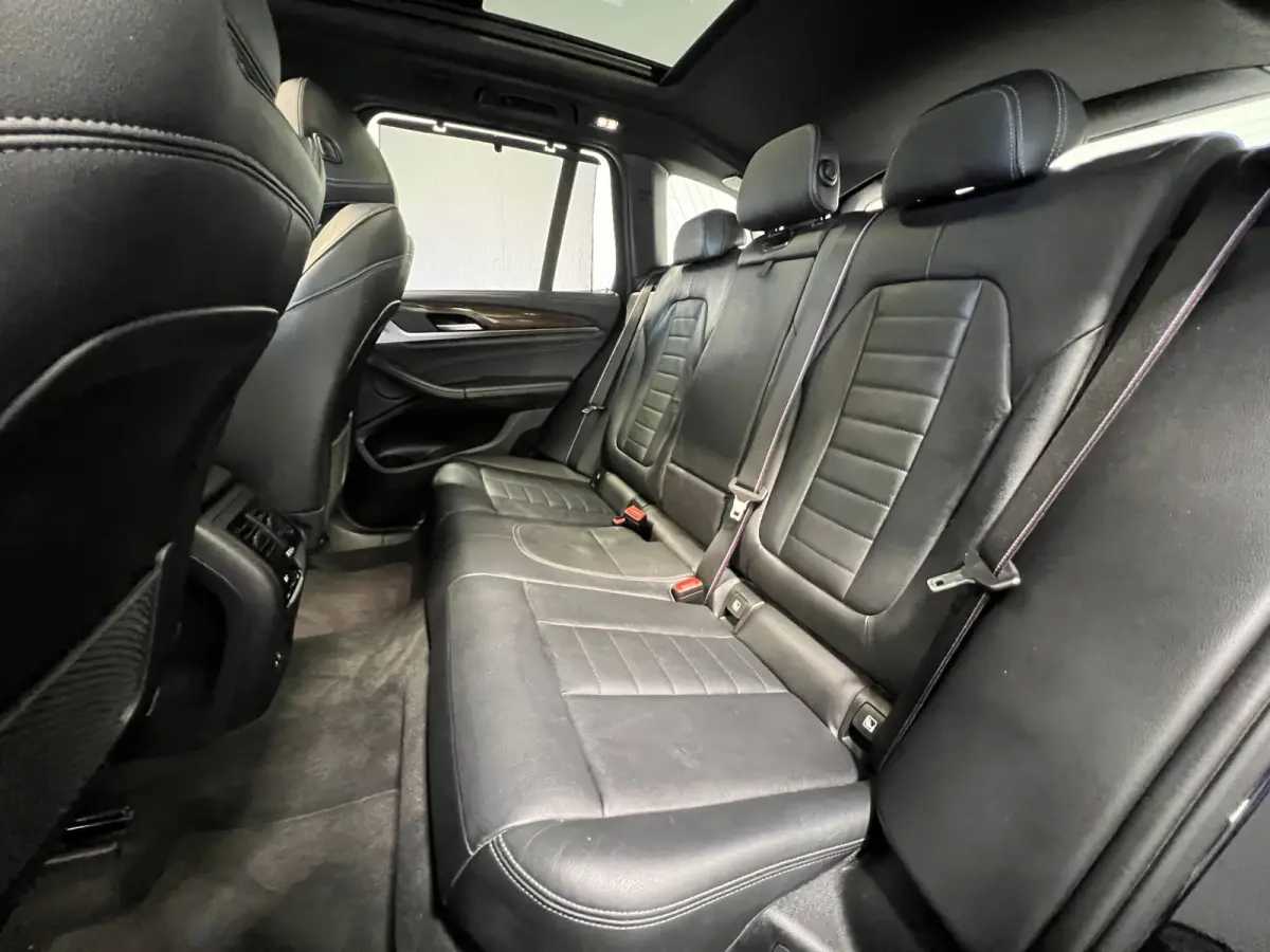 xDrive30e eDrive M-sport | Navigatie/Android/Apple Carplay | LM Velgen 20" | Elektrisch Glazen Panoramadak | Lederen Bekleding | Voorstoelen/Achterbank Verwarmd | Achteruitrijcamera | Adapti