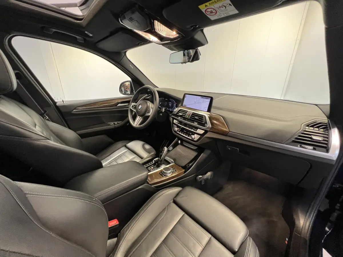xDrive30e eDrive M-sport | Navigatie/Android/Apple Carplay | LM Velgen 20" | Elektrisch Glazen Panoramadak | Lederen Bekleding | Voorstoelen/Achterbank Verwarmd | Achteruitrijcamera | Adapti