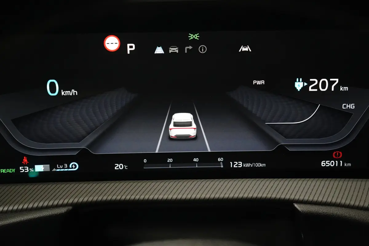 Plus AWD 77.4 kWh | Schuif-/hefdak elektrisch (Glas) | Automaat | Trekhaak 1.600 kg | Stoelverwarming/ventilatie voor | Adaptieve Cruise Control | Android Auto | Apple Carplay |