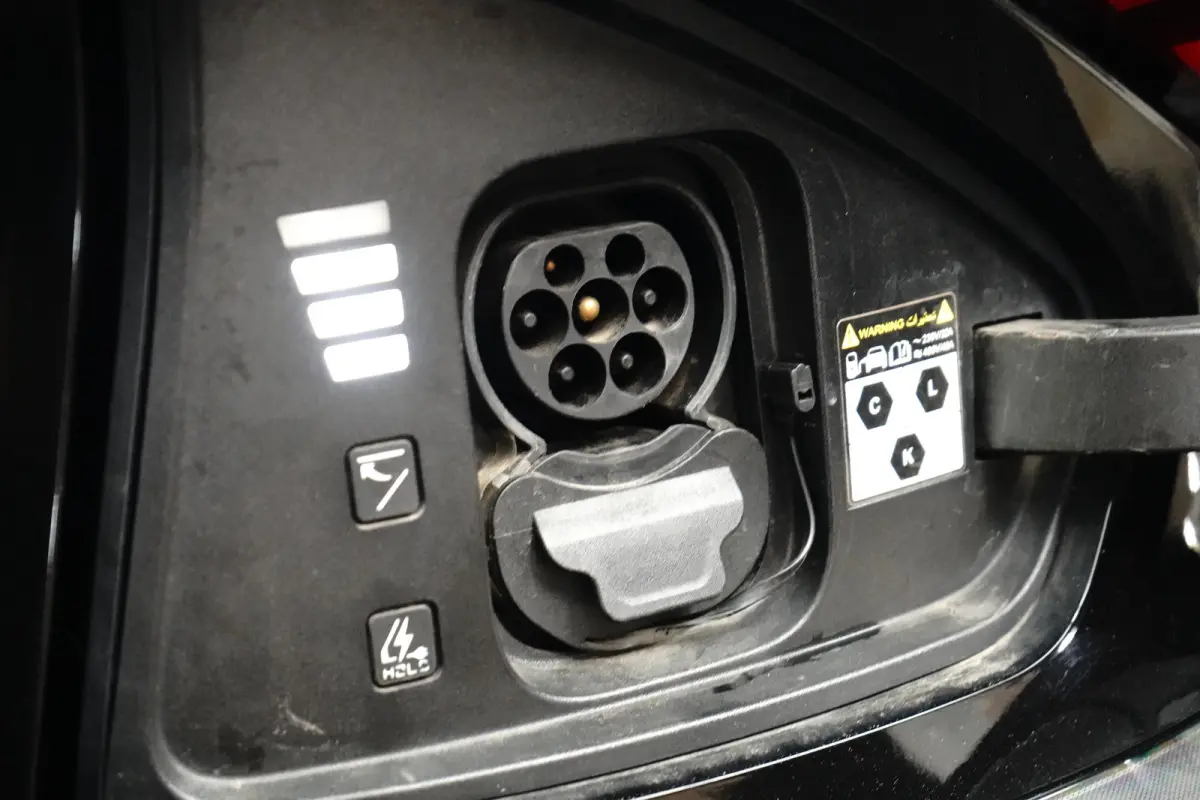 Plus AWD 77.4 kWh | Schuif-/hefdak elektrisch (Glas) | Automaat | Trekhaak 1.600 kg | Stoelverwarming/ventilatie voor | Adaptieve Cruise Control | Android Auto | Apple Carplay |