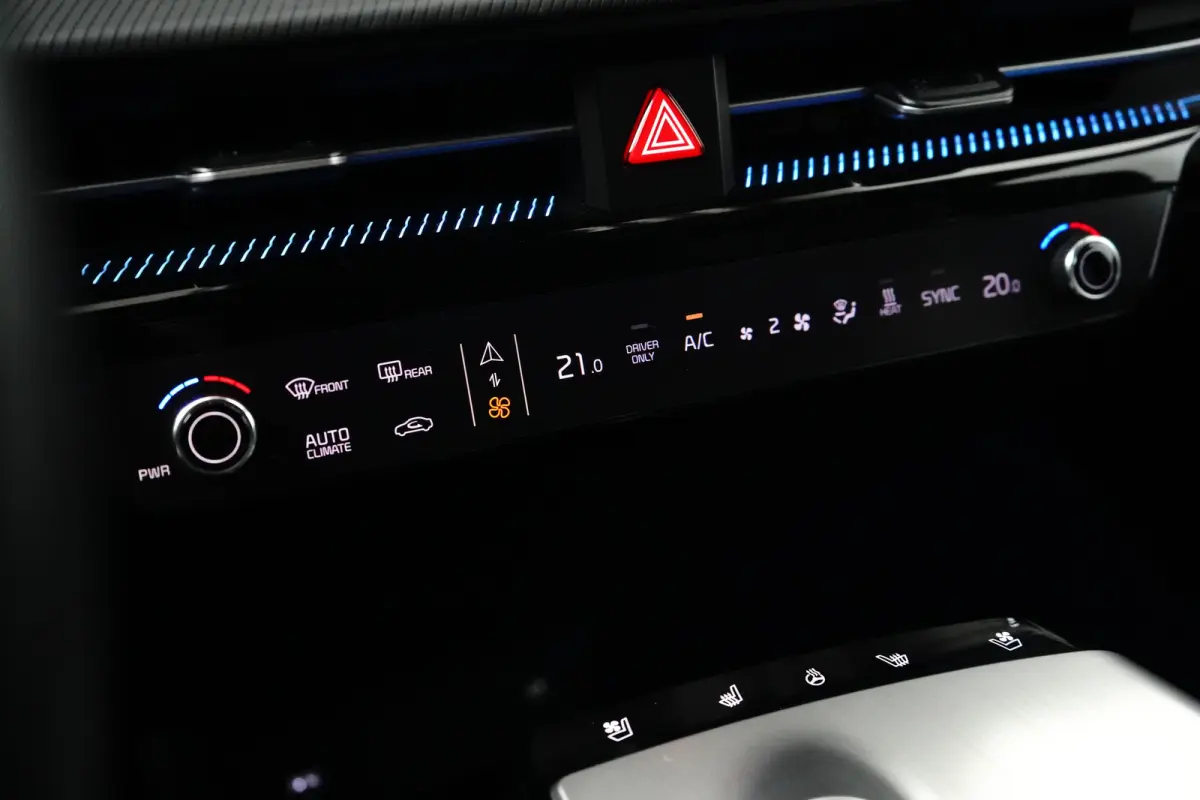Plus AWD 77.4 kWh | Schuif-/hefdak elektrisch (Glas) | Automaat | Trekhaak 1.600 kg | Stoelverwarming/ventilatie voor | Adaptieve Cruise Control | Android Auto | Apple Carplay |