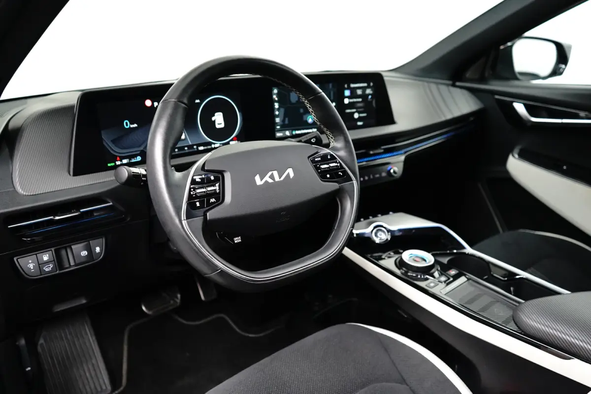 Plus AWD 77.4 kWh | Schuif-/hefdak elektrisch (Glas) | Automaat | Trekhaak 1.600 kg | Stoelverwarming/ventilatie voor | Adaptieve Cruise Control | Android Auto | Apple Carplay |
