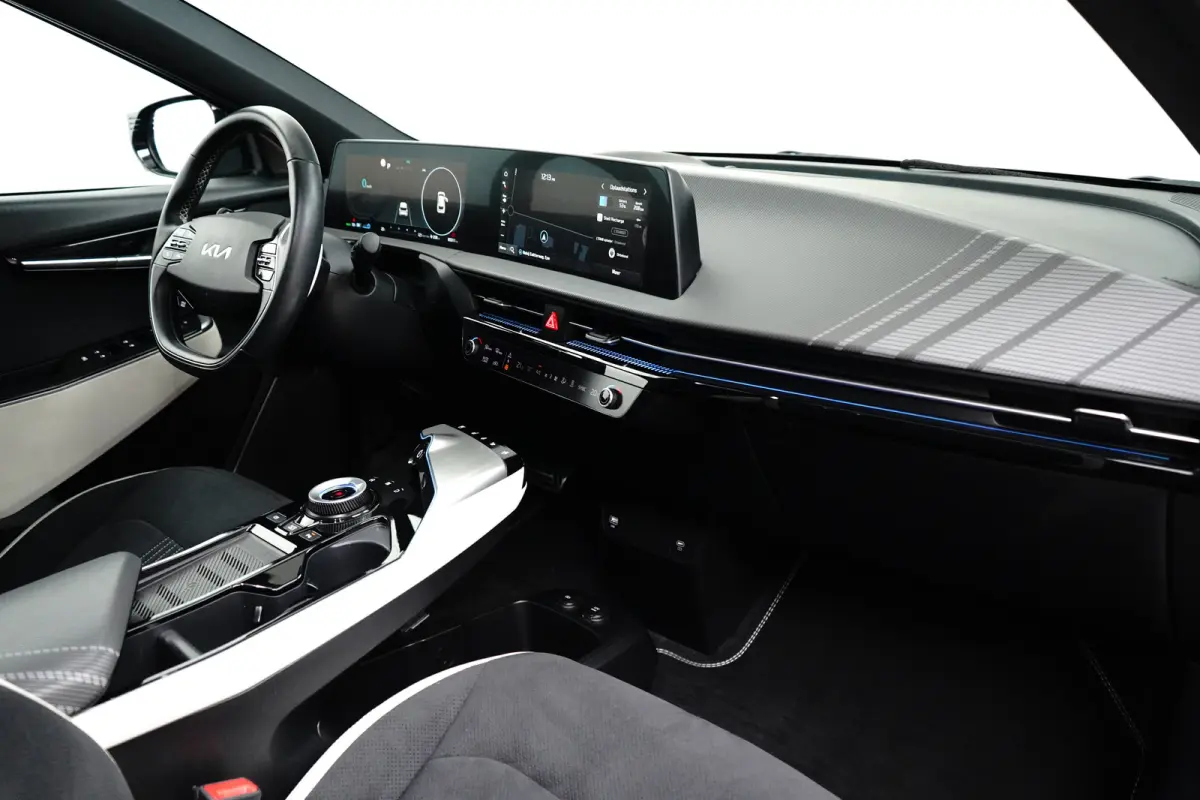 Plus AWD 77.4 kWh | Schuif-/hefdak elektrisch (Glas) | Automaat | Trekhaak 1.600 kg | Stoelverwarming/ventilatie voor | Adaptieve Cruise Control | Android Auto | Apple Carplay |