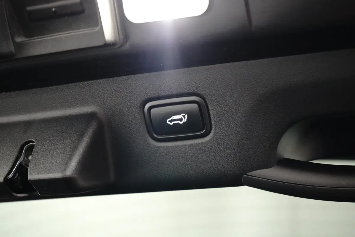 Plus AWD 77.4 kWh | Schuif-/hefdak elektrisch (Glas) | Automaat | Trekhaak 1.600 kg | Stoelverwarming/ventilatie voor | Adaptieve Cruise Control | Android Auto | Apple Carplay |