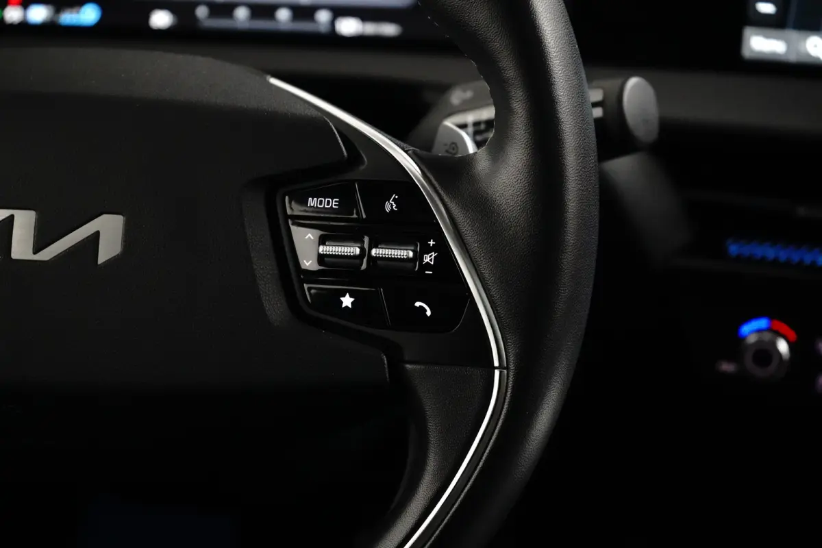 Plus AWD 77.4 kWh | Schuif-/hefdak elektrisch (Glas) | Automaat | Trekhaak 1.600 kg | Stoelverwarming/ventilatie voor | Adaptieve Cruise Control | Android Auto | Apple Carplay |