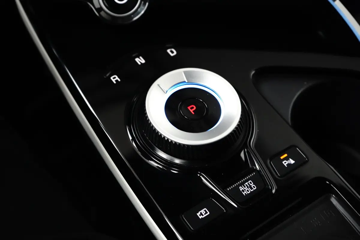 Plus AWD 77.4 kWh | Schuif-/hefdak elektrisch (Glas) | Automaat | Trekhaak 1.600 kg | Stoelverwarming/ventilatie voor | Adaptieve Cruise Control | Android Auto | Apple Carplay |