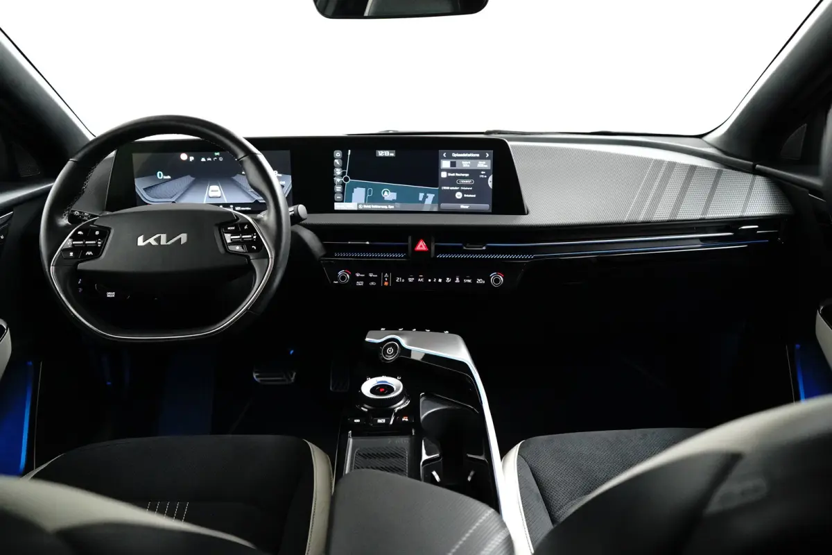 Plus AWD 77.4 kWh | Schuif-/hefdak elektrisch (Glas) | Automaat | Trekhaak 1.600 kg | Stoelverwarming/ventilatie voor | Adaptieve Cruise Control | Android Auto | Apple Carplay |