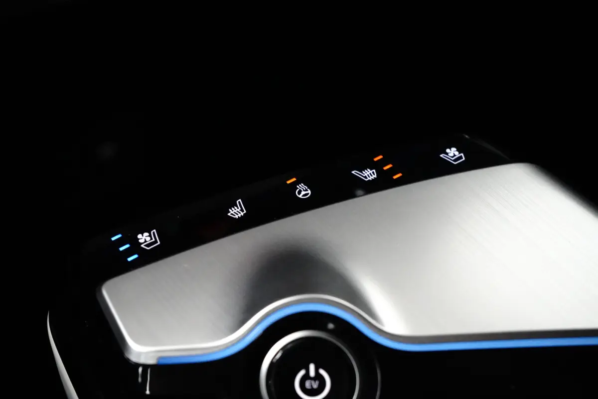Plus AWD 77.4 kWh | Schuif-/hefdak elektrisch (Glas) | Automaat | Trekhaak 1.600 kg | Stoelverwarming/ventilatie voor | Adaptieve Cruise Control | Android Auto | Apple Carplay |