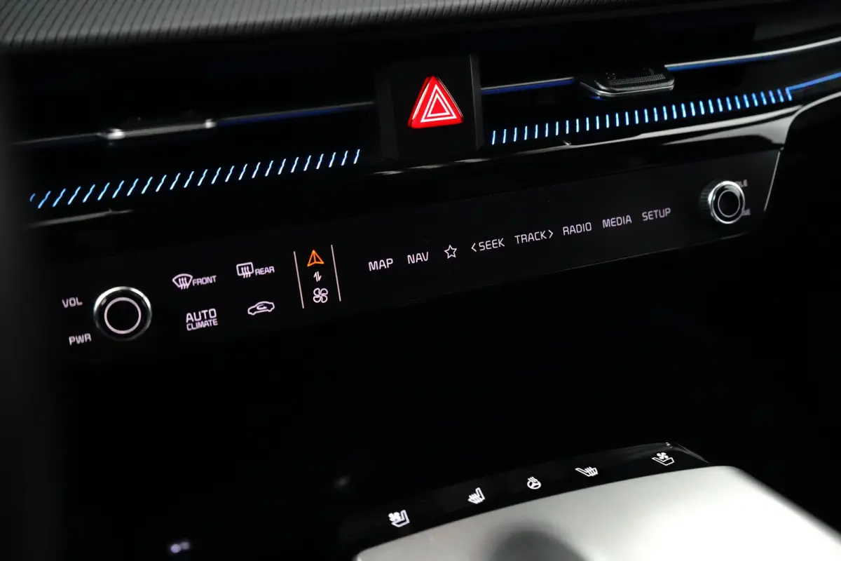 Plus AWD 77.4 kWh | Schuif-/hefdak elektrisch (Glas) | Automaat | Trekhaak 1.600 kg | Stoelverwarming/ventilatie voor | Adaptieve Cruise Control | Android Auto | Apple Carplay |