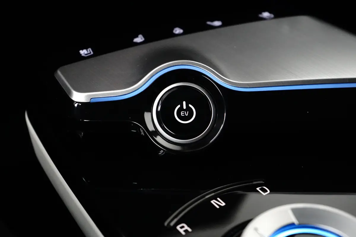 Plus AWD 77.4 kWh | Schuif-/hefdak elektrisch (Glas) | Automaat | Trekhaak 1.600 kg | Stoelverwarming/ventilatie voor | Adaptieve Cruise Control | Android Auto | Apple Carplay |