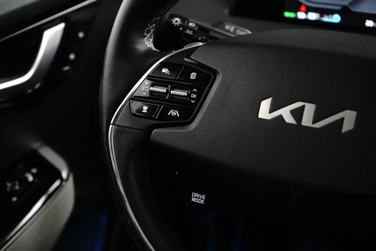 Plus AWD 77.4 kWh | Schuif-/hefdak elektrisch (Glas) | Automaat | Trekhaak 1.600 kg | Stoelverwarming/ventilatie voor | Adaptieve Cruise Control | Android Auto | Apple Carplay |