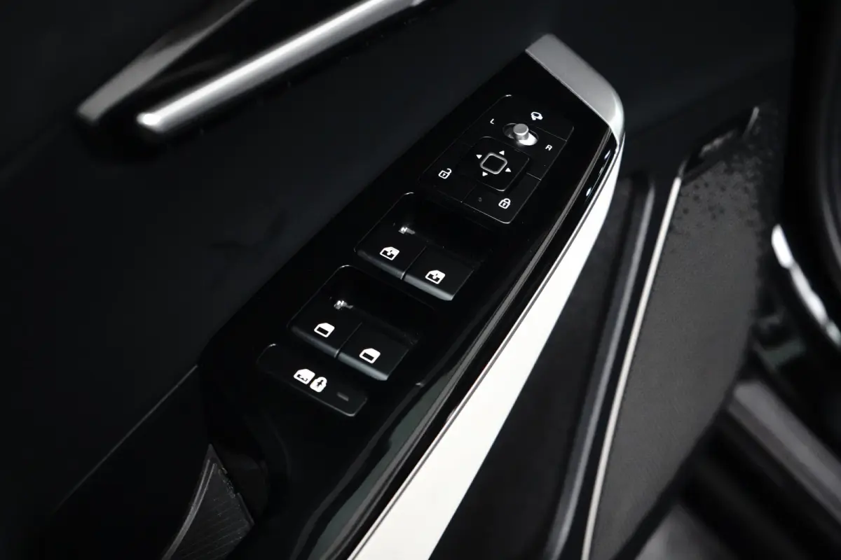 Plus AWD 77.4 kWh | Schuif-/hefdak elektrisch (Glas) | Automaat | Trekhaak 1.600 kg | Stoelverwarming/ventilatie voor | Adaptieve Cruise Control | Android Auto | Apple Carplay |