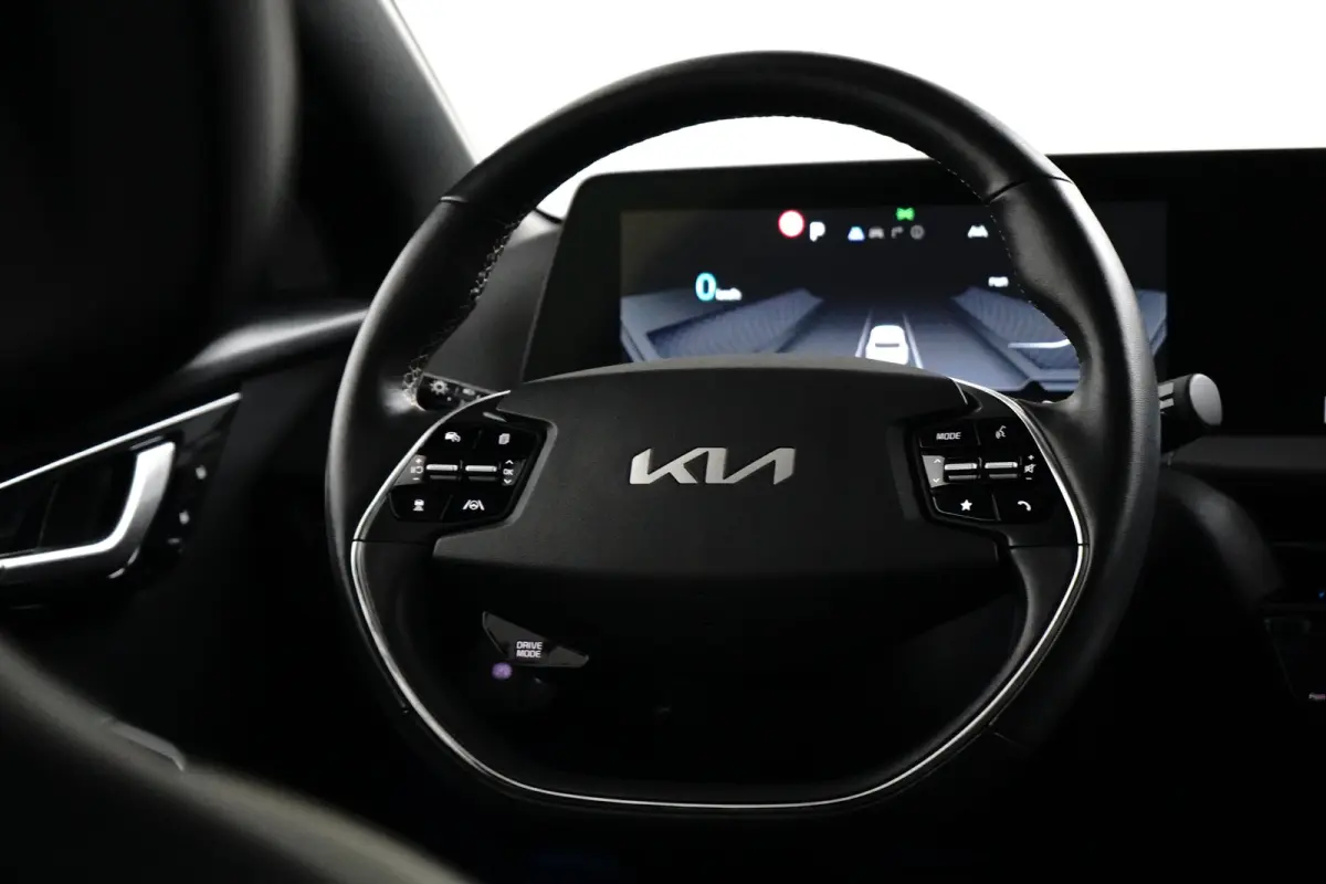 Plus AWD 77.4 kWh | Schuif-/hefdak elektrisch (Glas) | Automaat | Trekhaak 1.600 kg | Stoelverwarming/ventilatie voor | Adaptieve Cruise Control | Android Auto | Apple Carplay |