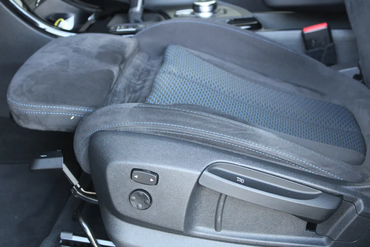 sDrive20i High Executive M-sport | M-Sport | Alcantara bekleding | Elektrische achterklep | Adaptieve cruise control |