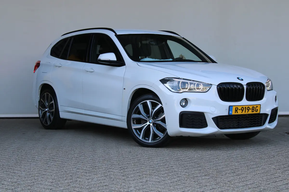 sDrive20i High Executive M-sport | M-Sport | Alcantara bekleding | Elektrische achterklep | Adaptieve cruise control |