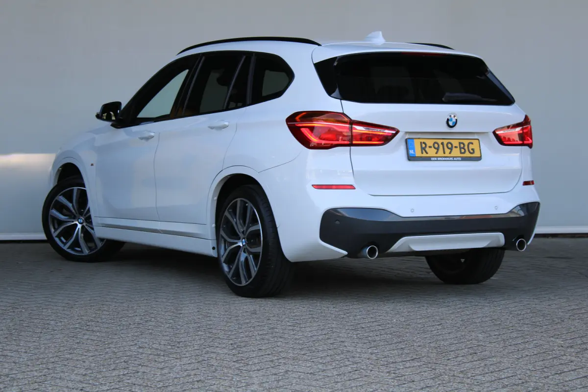 sDrive20i High Executive M-sport | M-Sport | Alcantara bekleding | Elektrische achterklep | Adaptieve cruise control |