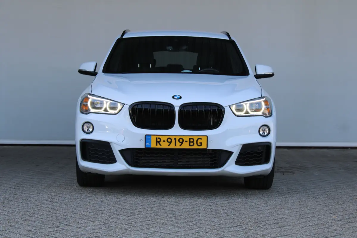 sDrive20i High Executive M-sport | M-Sport | Alcantara bekleding | Elektrische achterklep | Adaptieve cruise control |