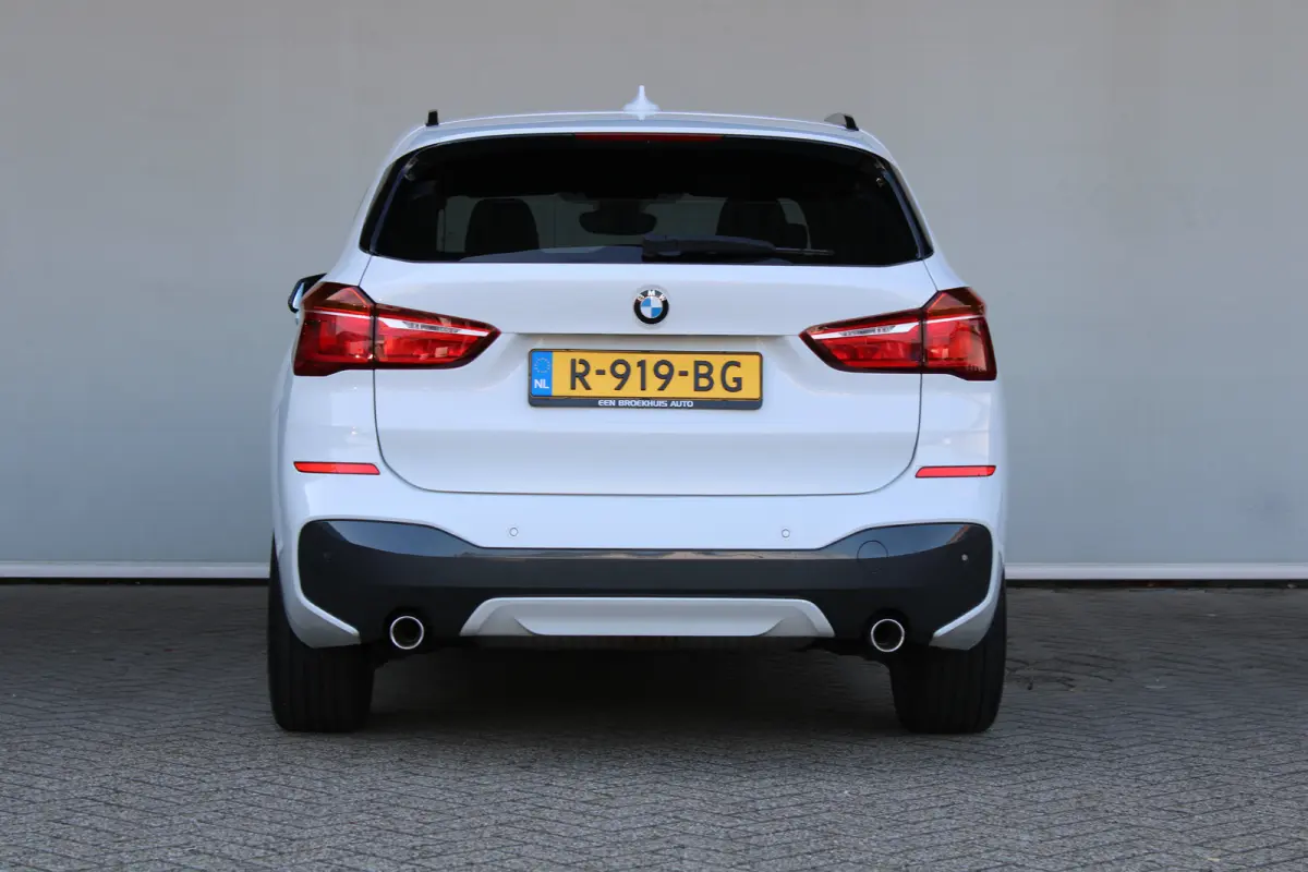 sDrive20i High Executive M-sport | M-Sport | Alcantara bekleding | Elektrische achterklep | Adaptieve cruise control |