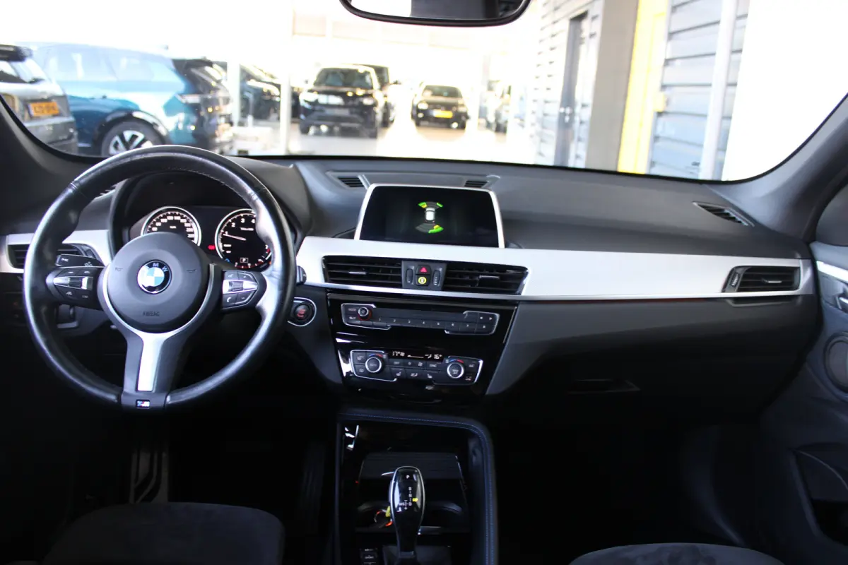 sDrive20i High Executive M-sport | M-Sport | Alcantara bekleding | Elektrische achterklep | Adaptieve cruise control |