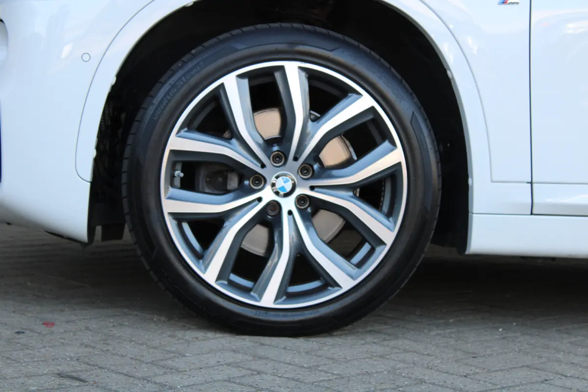 sDrive20i High Executive M-sport | M-Sport | Alcantara bekleding | Elektrische achterklep | Adaptieve cruise control |