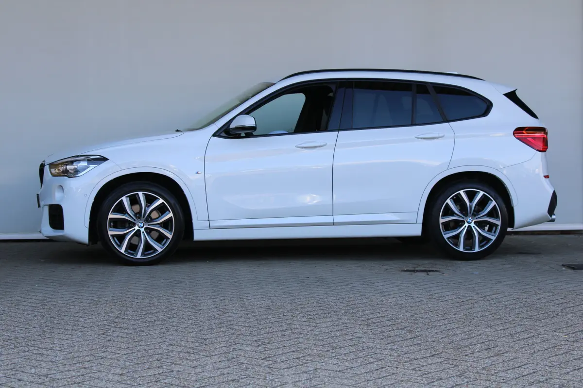 sDrive20i High Executive M-sport | M-Sport | Alcantara bekleding | Elektrische achterklep | Adaptieve cruise control |