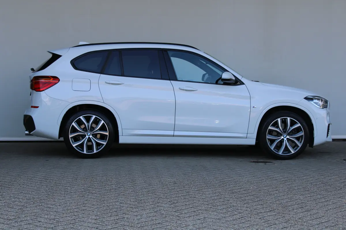 sDrive20i High Executive M-sport | M-Sport | Alcantara bekleding | Elektrische achterklep | Adaptieve cruise control |